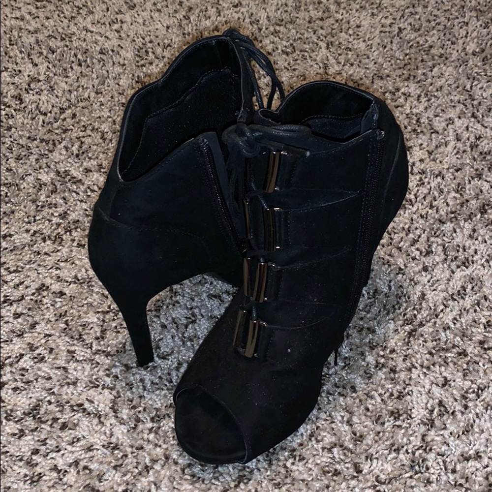 Heel booties with a tie in the front